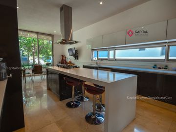 Casa de Lujo en Venta en Bosque de Los Lagos Zona Andares