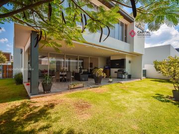 Casa de Lujo en Venta en Bosque de Los Lagos Zona Andares