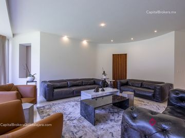Casa de Lujo con Alberca en el Palomar en Venta Zona sur