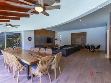 Casa de Lujo con Alberca en el Palomar en Venta Zona sur