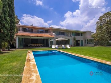 Casa de Lujo con Alberca en el Palomar en Venta Zona sur