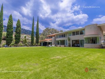 Casa de Lujo con Alberca en el Palomar en Venta Zona sur