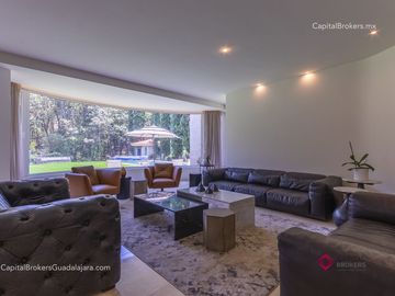 Casa de Lujo con Alberca en el Palomar en Venta Zona sur