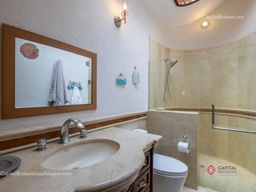 Casa de Lujo con Alberca en el Palomar en Venta Zona sur