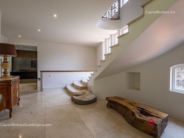 Casa de Lujo con Alberca en el Palomar en Venta Zona sur