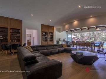 Casa de Lujo con Alberca en el Palomar en Venta Zona sur