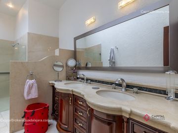 Casa de Lujo con Alberca en el Palomar en Venta Zona sur