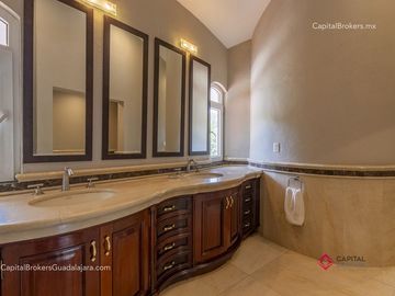 Casa de Lujo con Alberca en el Palomar en Venta Zona sur