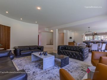 Casa de Lujo con Alberca en el Palomar en Venta Zona sur