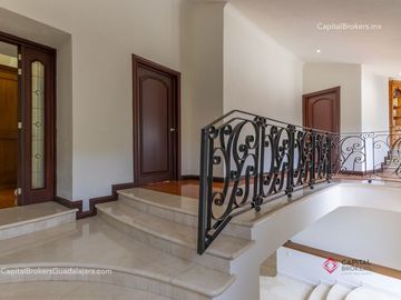 Casa de Lujo con Alberca en el Palomar en Venta Zona sur