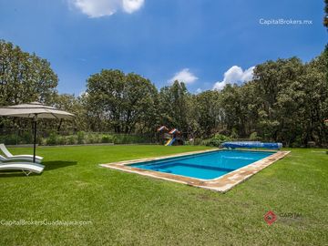 Casa de Lujo con Alberca en el Palomar en Venta Zona sur