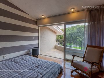 Casa de Lujo con Alberca en el Palomar en Venta Zona sur