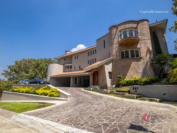Casa de Lujo con Alberca en el Palomar en Venta Zona sur