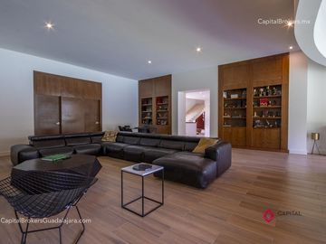 Casa de Lujo con Alberca en el Palomar en Venta Zona sur