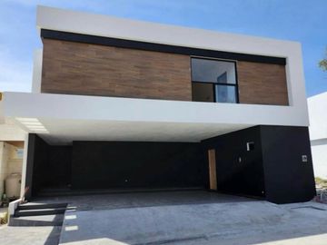 Casa nueva en Carretera Nacional.