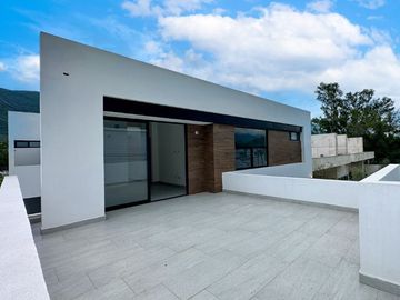 Casa nueva en Carretera Nacional.