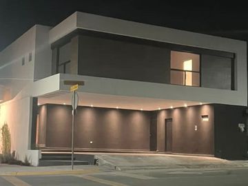 Casa nueva en Carretera Nacional.