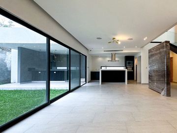 Casa nueva en Carretera Nacional.