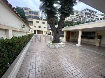 Terrenos de oportunidad ideal para proyecto comercial o habitacional en Urdesa