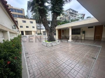 Terrenos de oportunidad ideal para proyecto comercial o habitacional en Urdesa