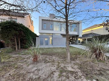 Casa en venta de 3 dormitorios c/ cochera en Moreno