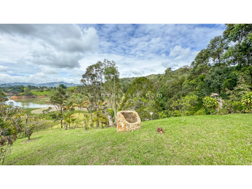 Venta de Finca con Acceso al Embalse Guatapé
