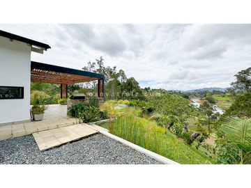 Venta de Finca con Acceso al Embalse Guatapé