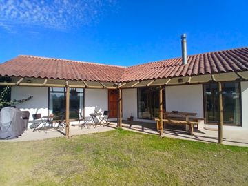 Hermosa casa en Maitencillo con amplio terreno