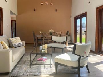 Parcela con moderna casa Los Riscos Pucón