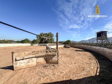 MELIPILLA. VENDE 23 HECTAREAS CON CASAS. MEDIA LUNA Y GALPÓN