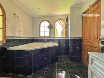 MELIPILLA. VENDE 23 HECTAREAS CON CASAS. MEDIA LUNA Y GALPÓN