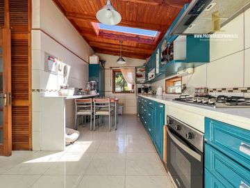 REÑACA. VENDE CASA REMODELADA 6D 4B CON PISCINA VISTA AL MAR
