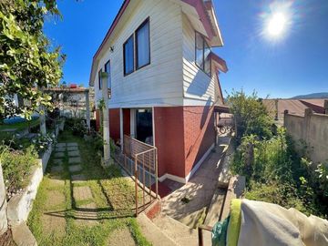 QUILPUÉ CENTRO. VENDE TERRENO CON DOS CASAS Y PISCINA 10X5