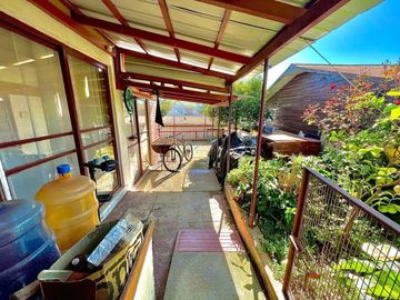 QUILPUÉ CENTRO. VENDE TERRENO CON DOS CASAS Y PISCINA 10X5