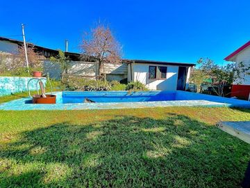 QUILPUÉ CENTRO. VENDE TERRENO CON DOS CASAS Y PISCINA 10X5