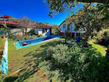 QUILPUÉ CENTRO. VENDE TERRENO CON DOS CASAS Y PISCINA 10X5