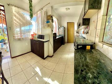 QUILPUÉ CENTRO. VENDE TERRENO CON DOS CASAS Y PISCINA 10X5