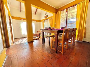 QUILPUÉ CENTRO. VENDE TERRENO CON DOS CASAS Y PISCINA 10X5