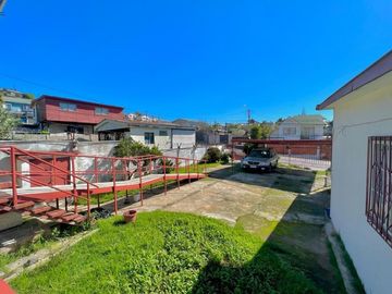 QUILPUÉ CENTRO. VENDE TERRENO CON DOS CASAS Y PISCINA 10X5