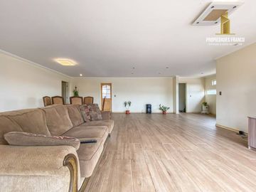 REÑACA. SECTOR LOS PINOS. VENTA CASA 4D3B CON AMPLIO TERRENO