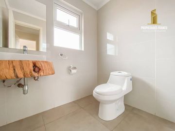 REÑACA. SECTOR LOS PINOS. VENTA CASA 4D3B CON AMPLIO TERRENO