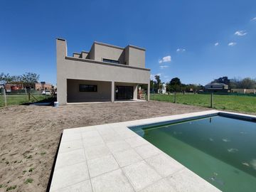 Casa con pileta en el barrio cerrado San Pablo