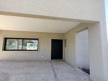 Casa con pileta en el barrio cerrado San Pablo
