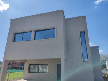 Casa con pileta en el barrio cerrado San Pablo