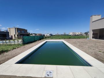 Casa con pileta en el barrio cerrado San Pablo
