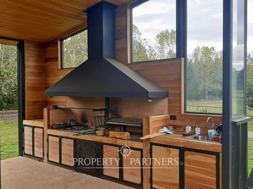 Casa espectacular con Quincho en terreno de media hectárea