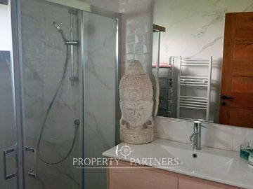 Casa espectacular con Quincho en terreno de media hectárea