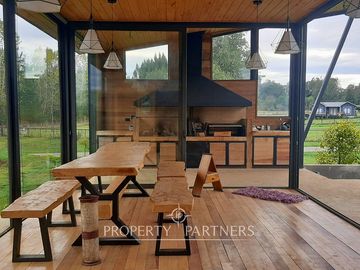 Casa espectacular con Quincho en terreno de media hectárea