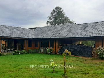 Casa espectacular con Quincho en terreno de media hectárea