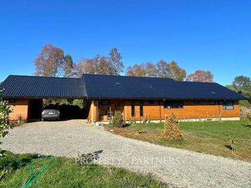 Casa espectacular con Quincho en terreno de media hectárea